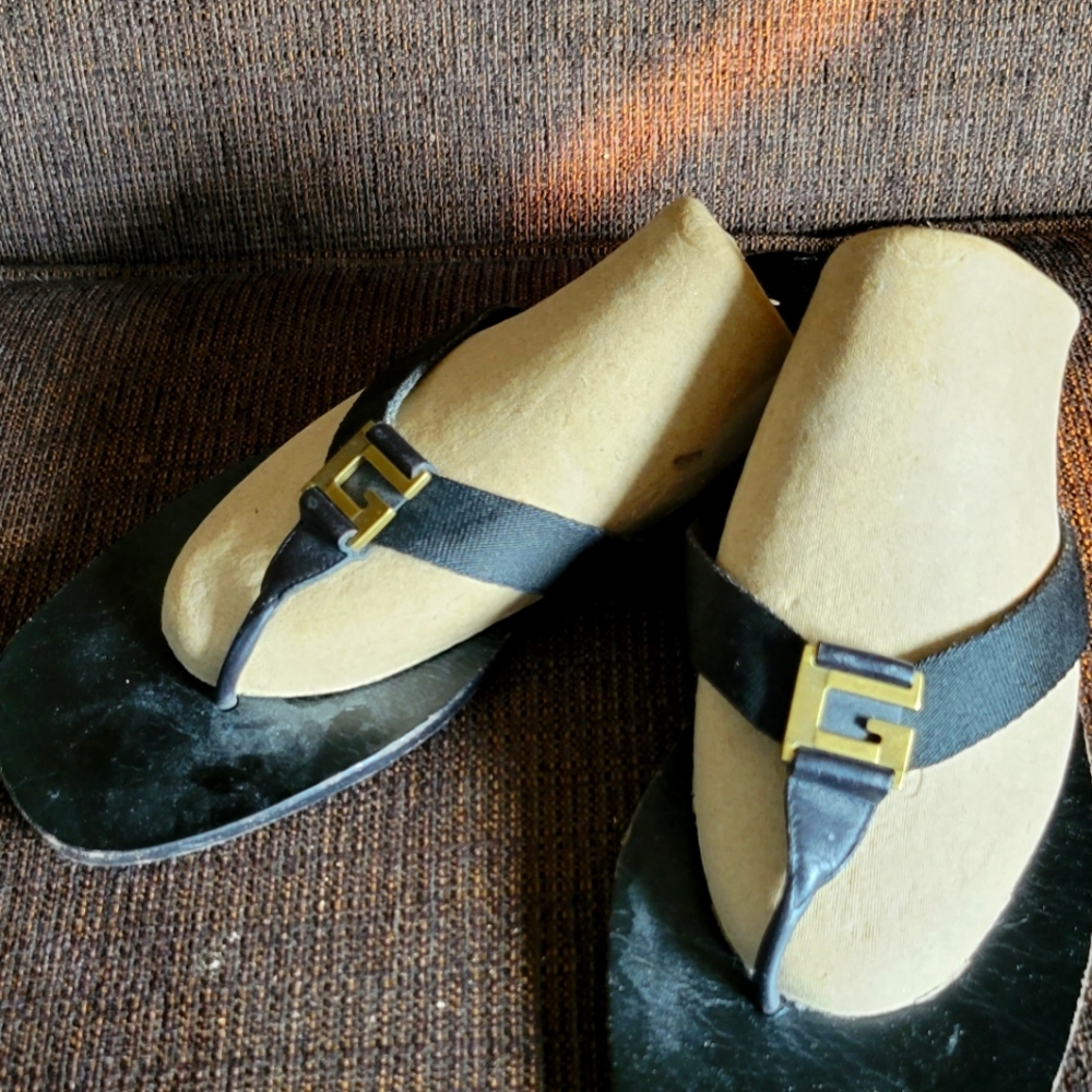 Flip flops Gucci size 9